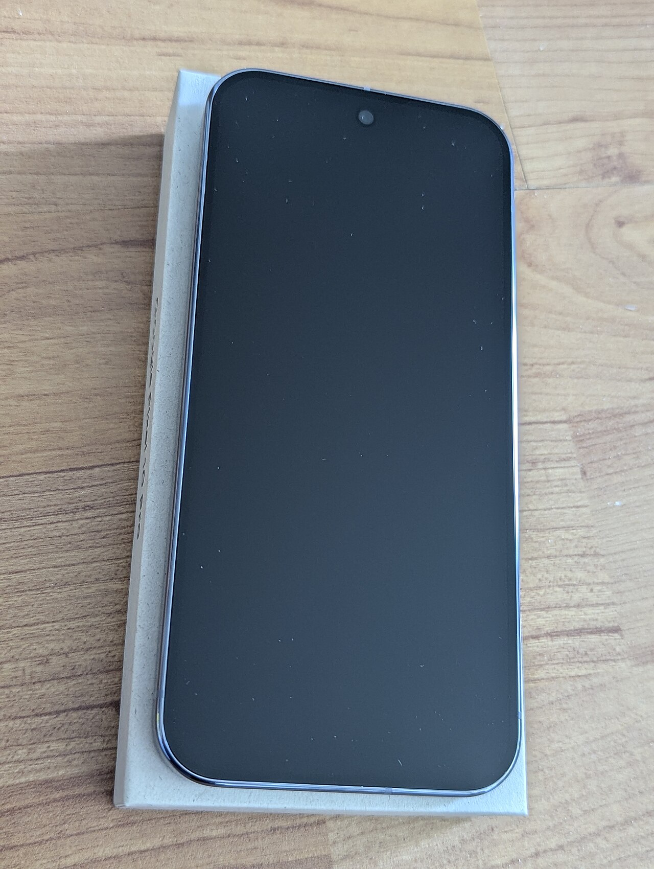 الواجهة الأمامية لهاتف Google Pixel 10 Pro موضوع فوق علبته