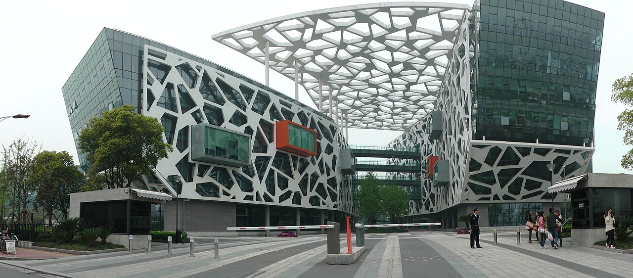 Der Hauptsitz-Campus der Alibaba Group in Hangzhou, China, wo das Qwen-Team seine KI-Modelle entwickelt