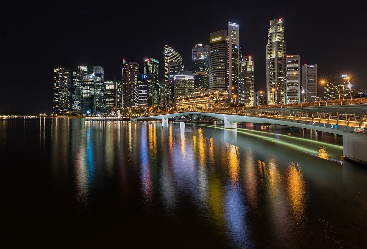 La ligne d'horizon du quartier central des affaires de Singapour la nuit