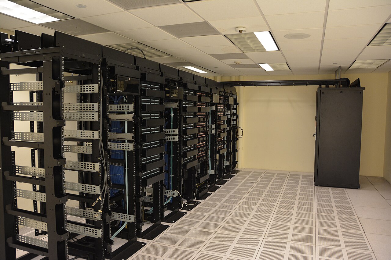 Reihen von Server-Racks mit Verkabelung in einem Rechenzentrum