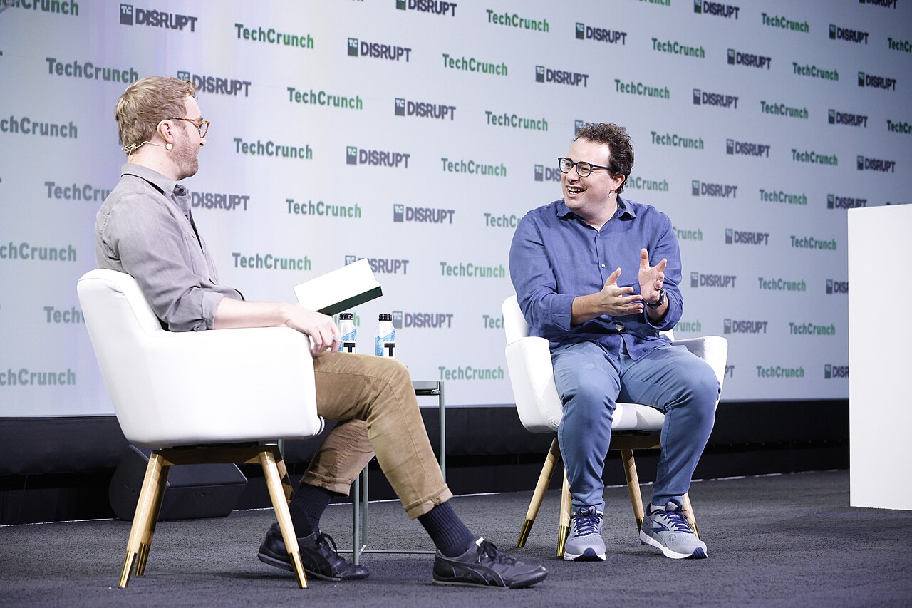 Anthropic 首席执行官达里奥·阿莫代伊在 2023 年 TechCrunch Disrupt 大会上发言。