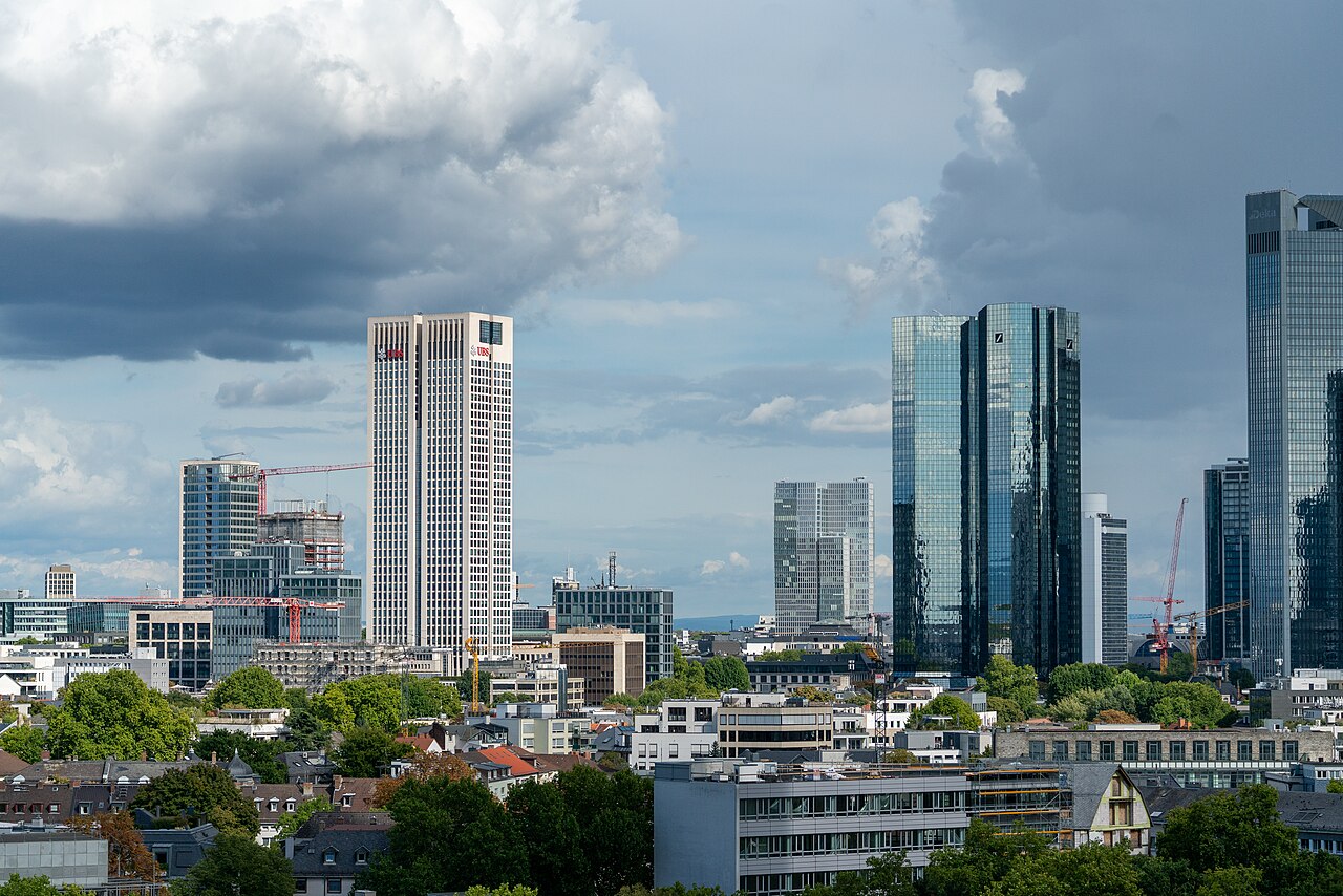 Die Frankfurter Bankenskyline mit den Zwillingstürmen der Deutschen Bank.