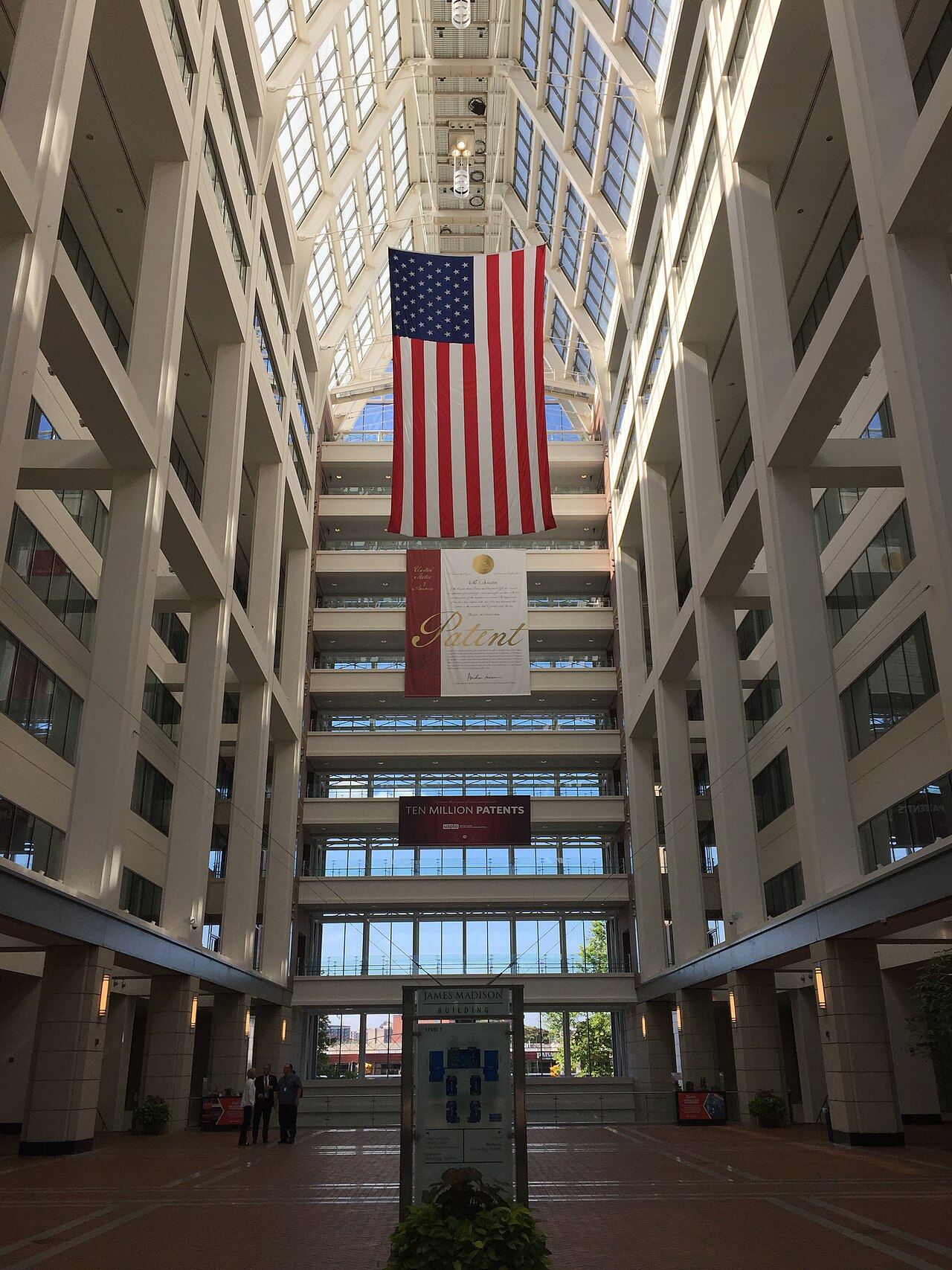 الداخل الرئيسي لمقر مكتب براءات الاختراع الأمريكي (USPTO) في ألكسندريا بولاية فرجينيا.