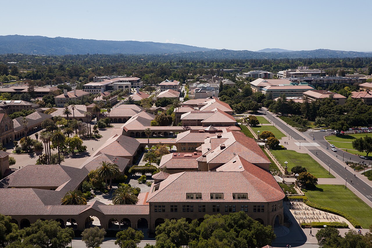 Le quadrilatère principal de l’Université Stanford vu depuis la tour Hoover.