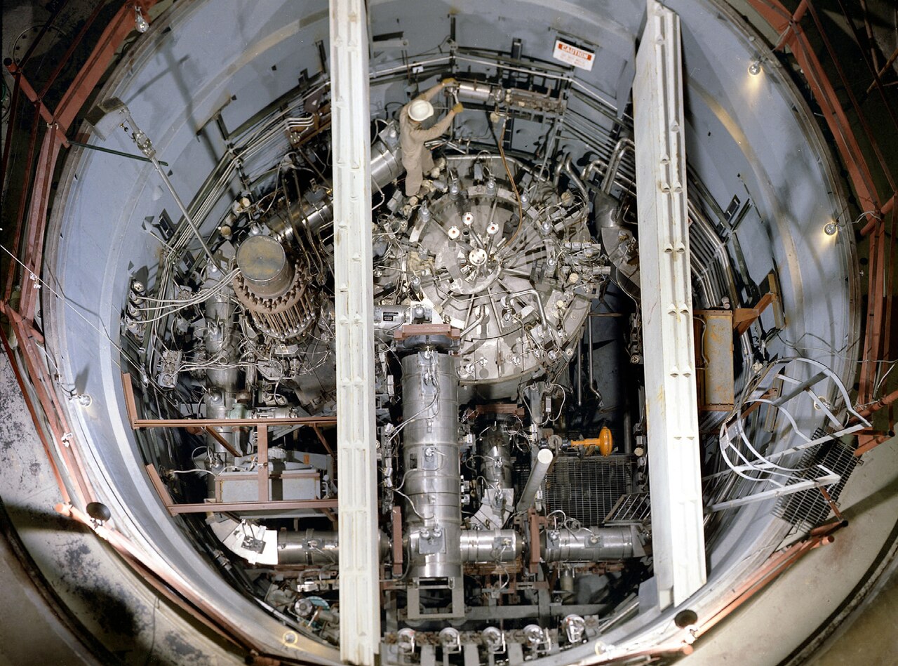 オークリッジ国立研究所にある溶融塩原子炉実験の俯瞰図。