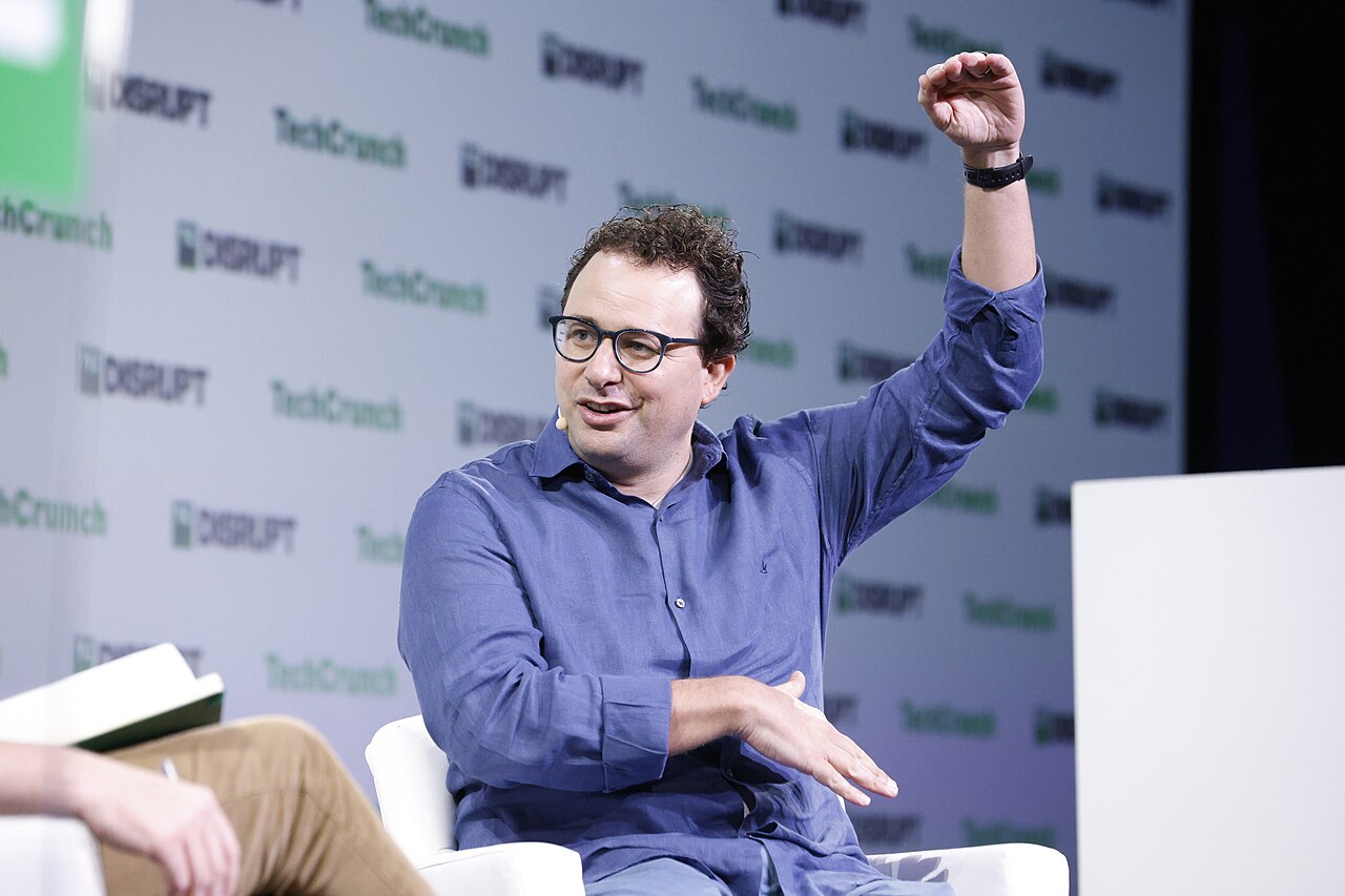 Anthropic의 최고경영자 Dario Amodei가 TechCrunch Disrupt 2023에서 연설하고 있습니다.