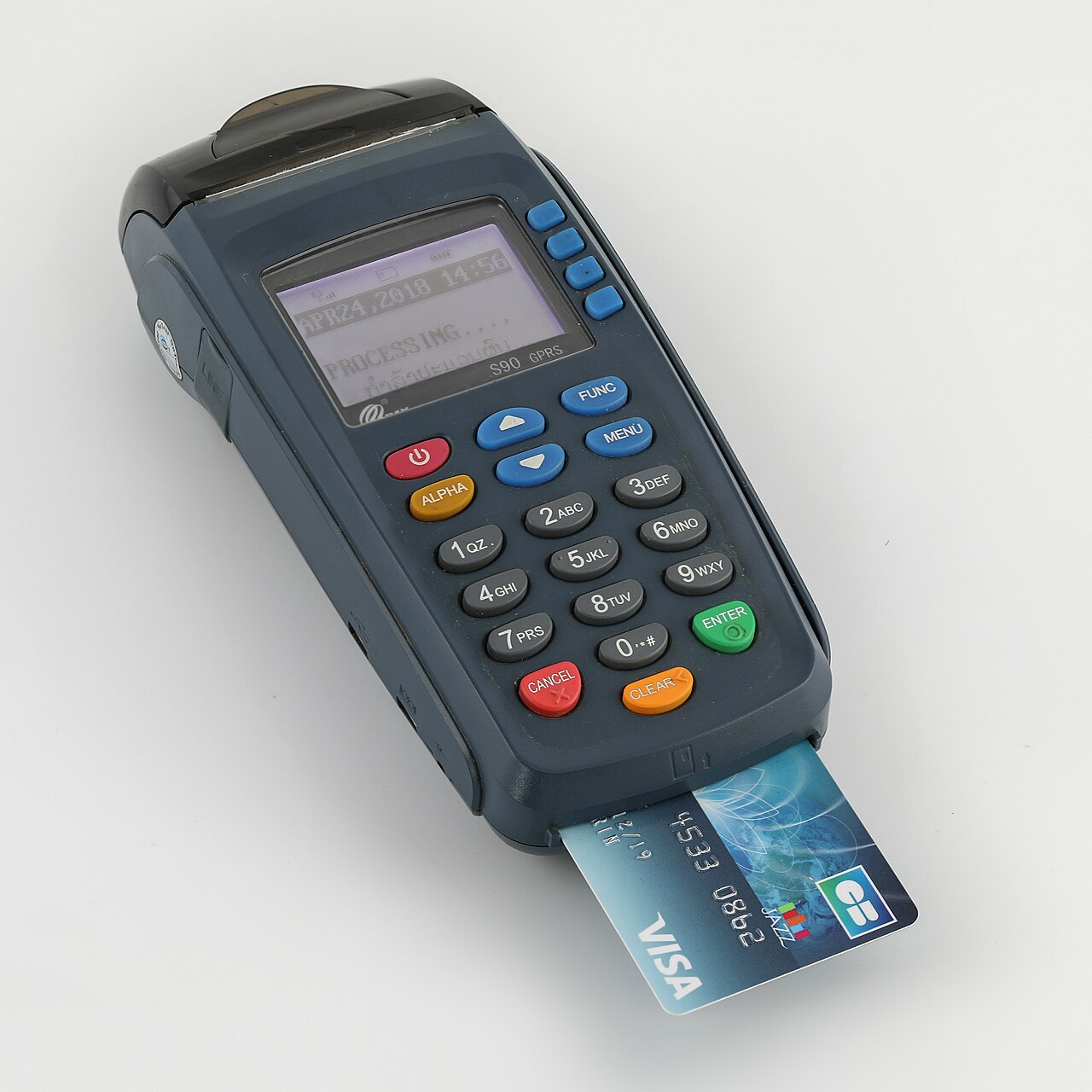 Une carte bancaire insérée dans un terminal de paiement électronique