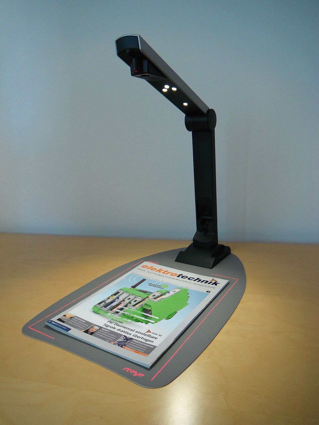Ein Desktop-Dokumentenscanner, der eine gedruckte Seite digitalisiert