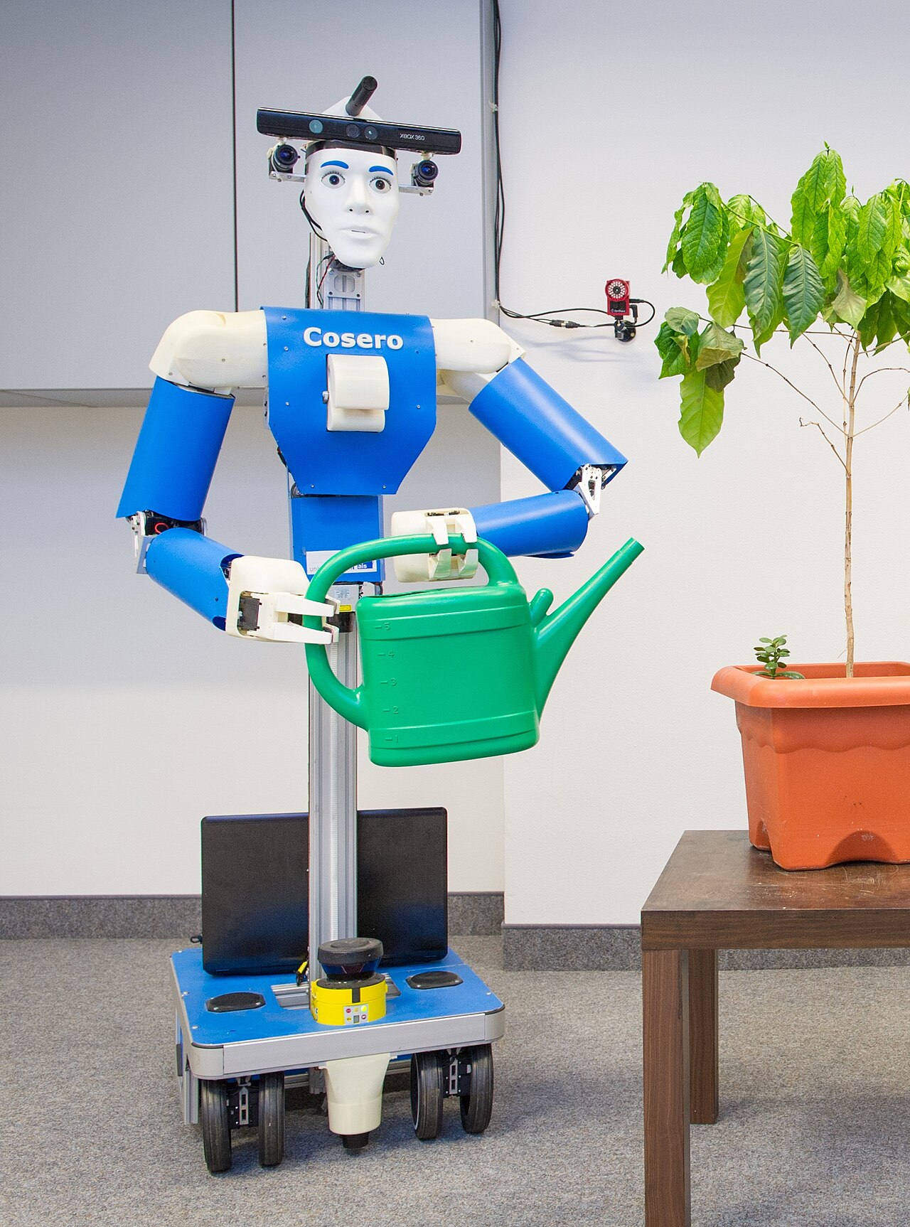 Le robot de service cognitif Cosero debout dans un environnement intérieur