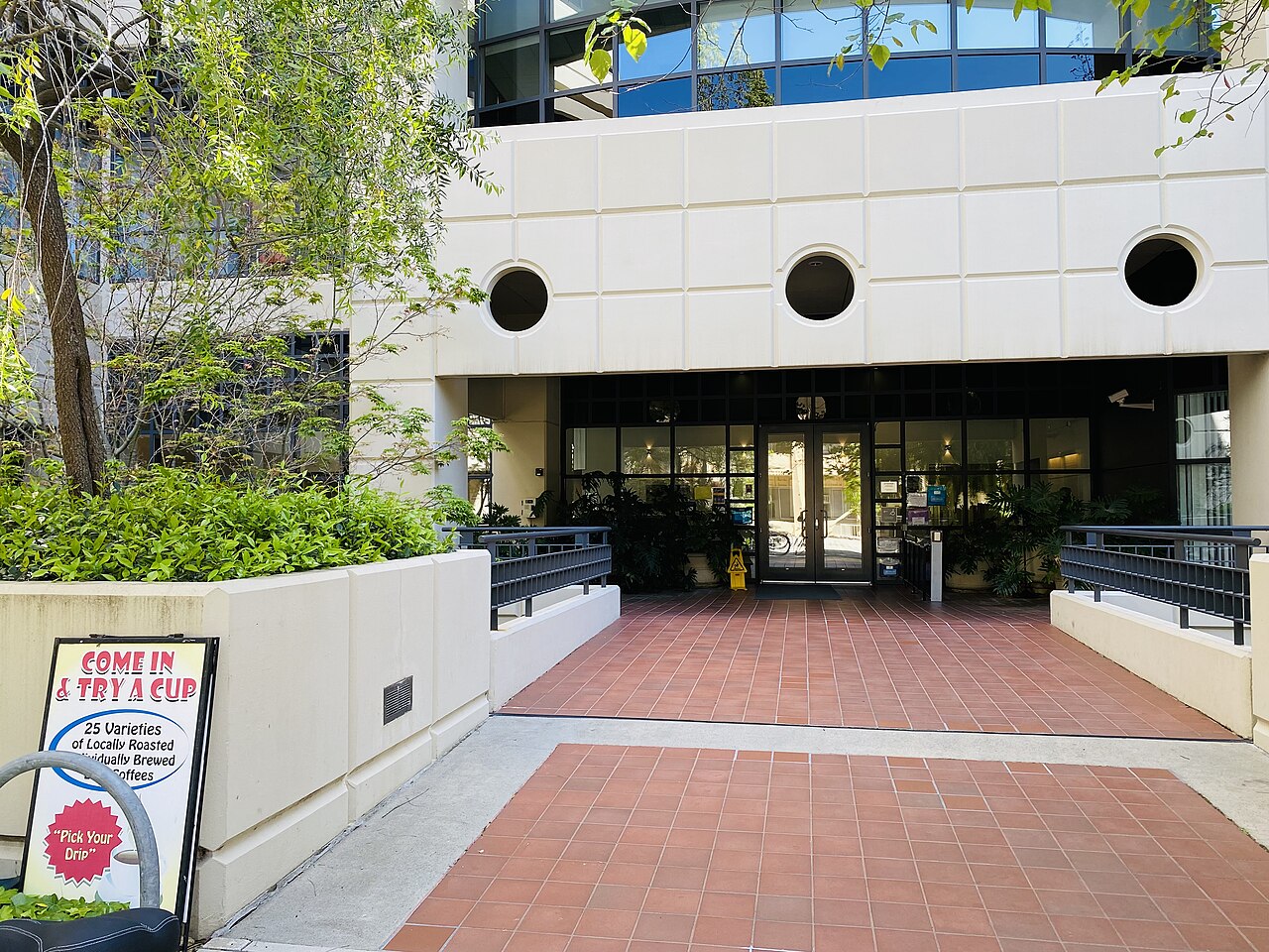L'entrée du Beckman Center de Stanford, située sur le campus de la faculté de médecine.