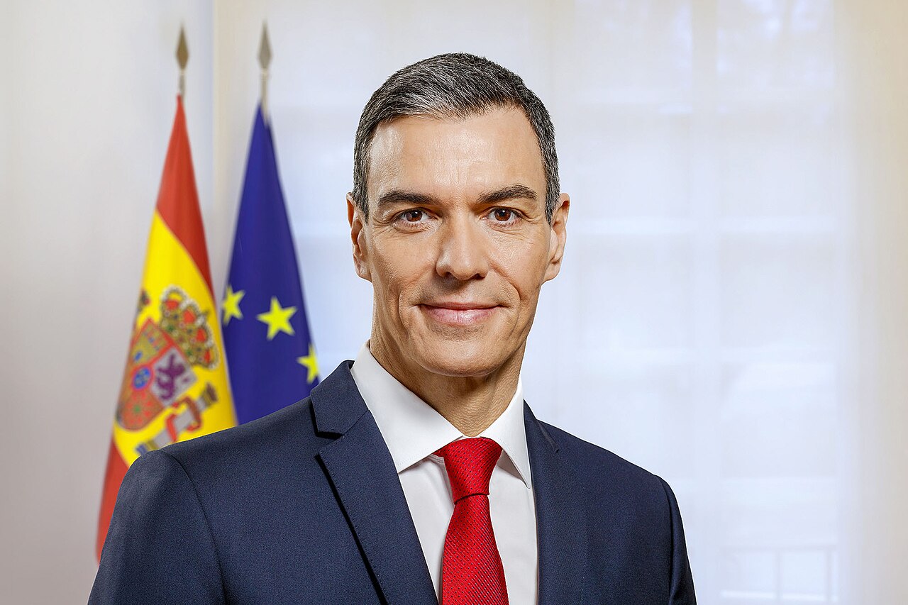 Officieel portret van de Spaanse premier Pedro Sánchez in 2026