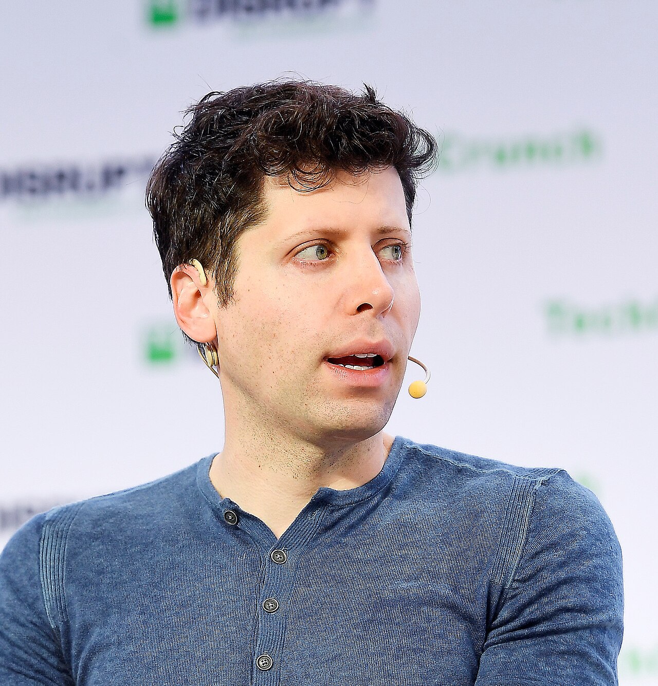 Sam Altman auf der Bühne einer Technologiekonferenz