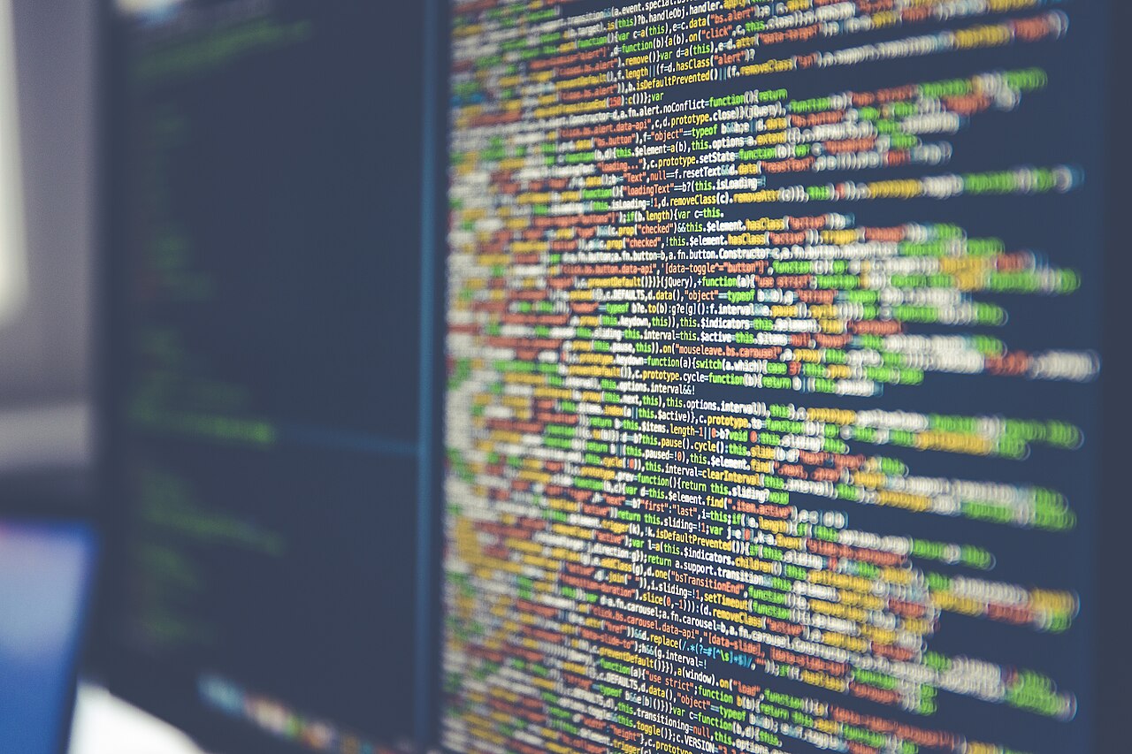 شفرة برمجية معروضة على شاشة حاسوب