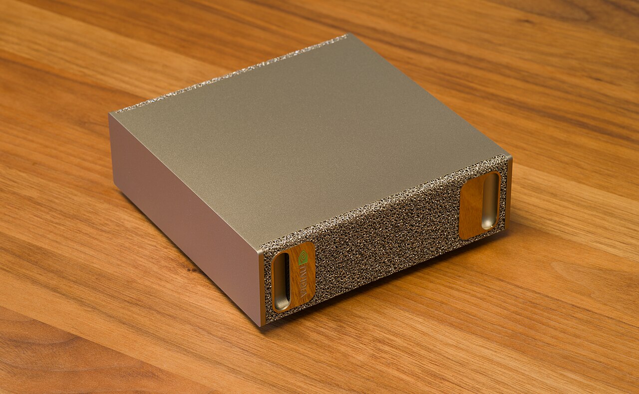 Obliquekijk op een compact zwart Nvidia DGX Spark desktop‑AI‑systeem
