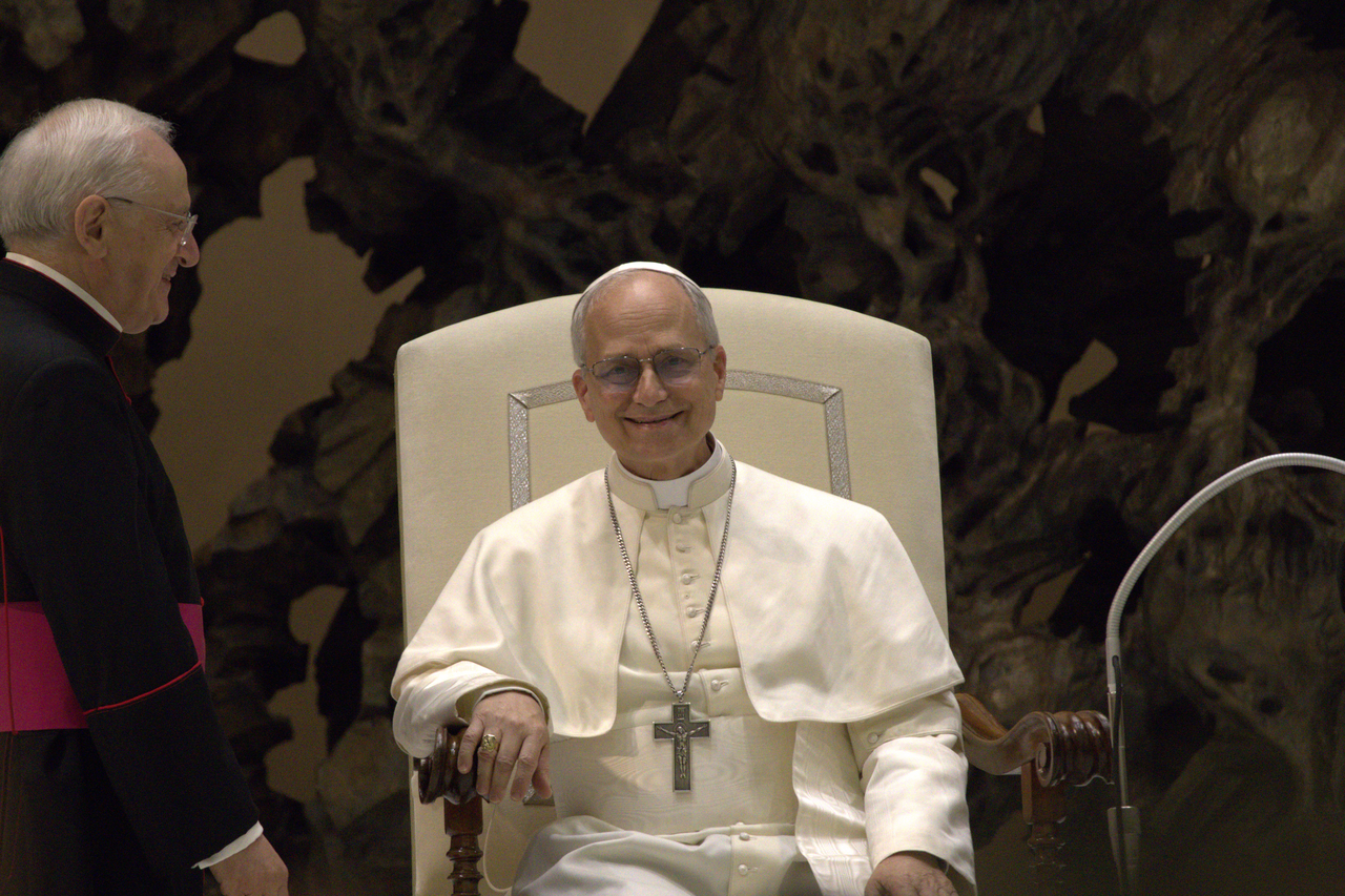 Papst Leo XIV. spricht bei einer Audienz mit den Medien im Mai 2025.