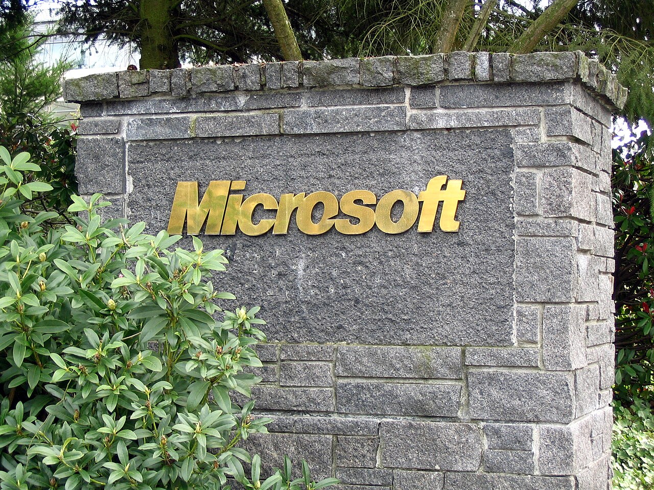 Gros plan sur le logo et l'enseigne Microsoft