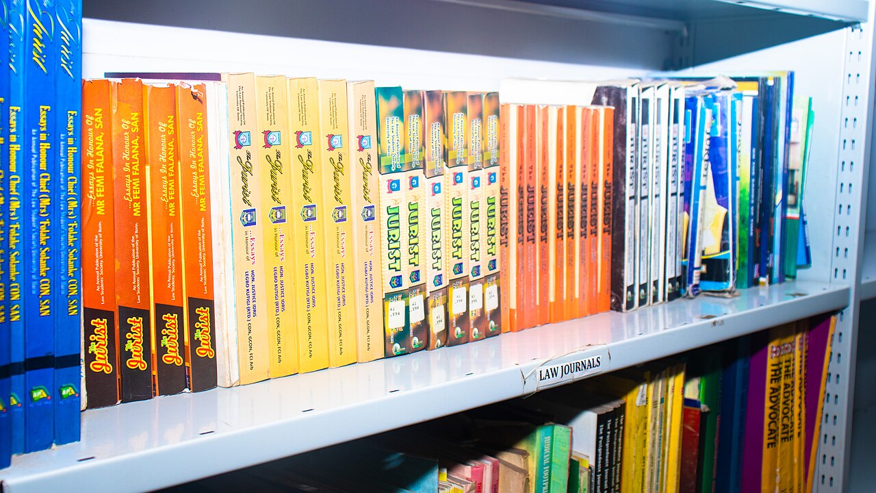 Des étagères de livres de droit dans une bibliothèque juridique
