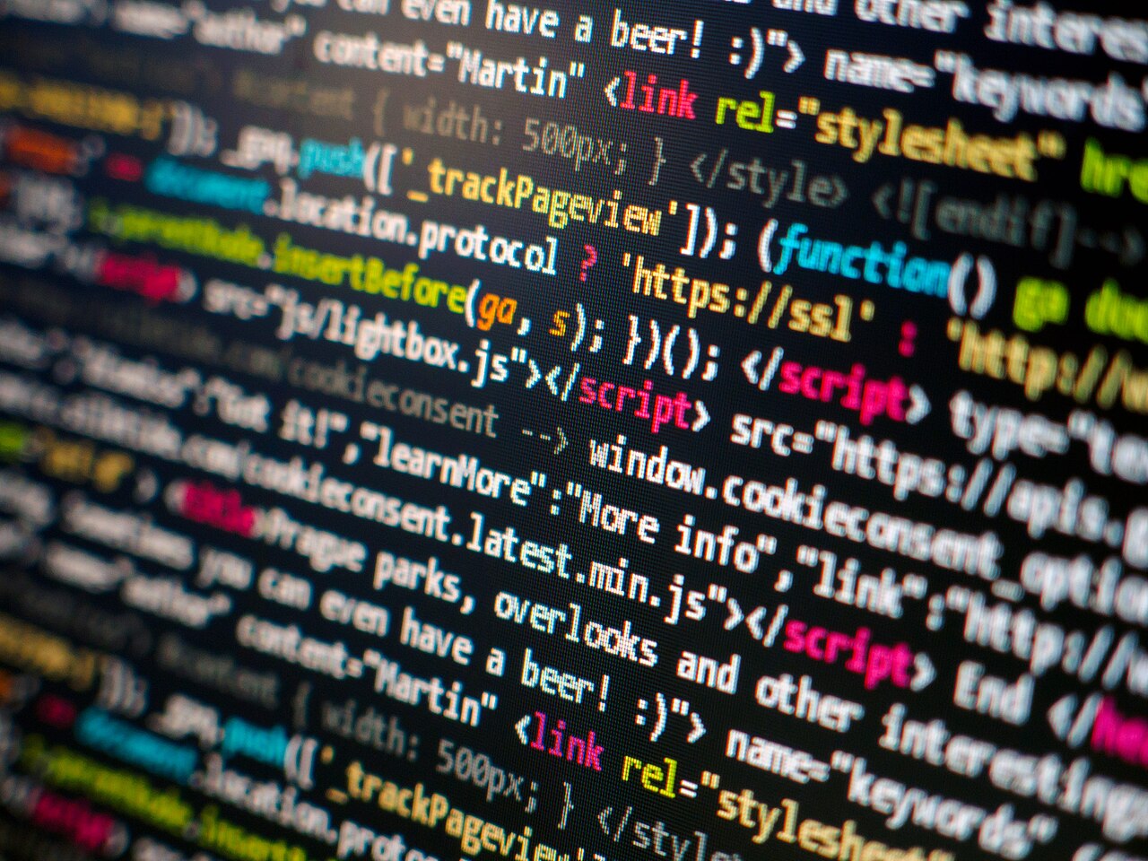 Close-up van een computerscherm met gemarkeerde broncode in een code-editor