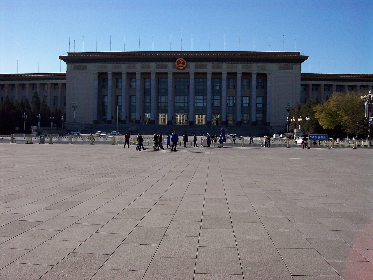 中国・北京の人民大会堂を写した写真