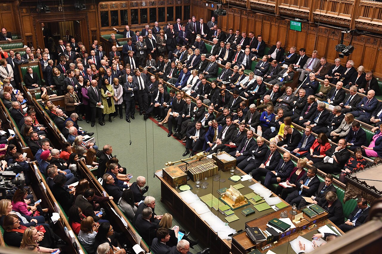 Abgeordnete sitzen während einer Debatte im Plenarsaal des Unterhauses im Palace of Westminster