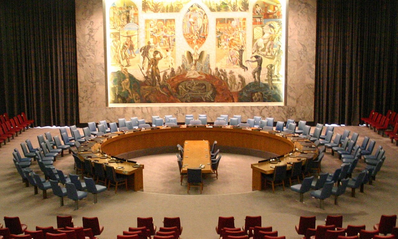 La salle du Conseil de sécurité des Nations unies vue depuis la tribune du public.