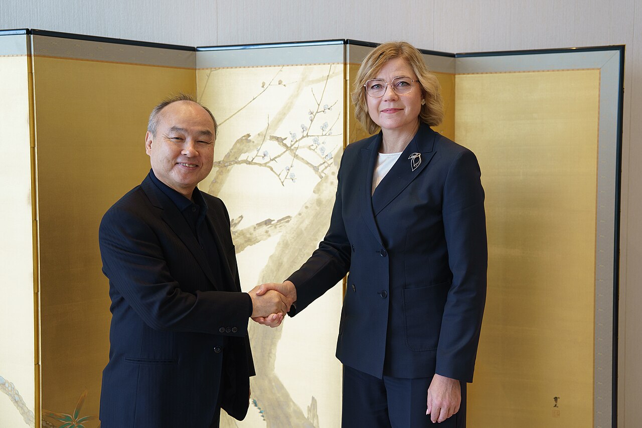 ソフトバンク会長の孫正義がヘンナ・ヴィルクンネンと握手している様子。