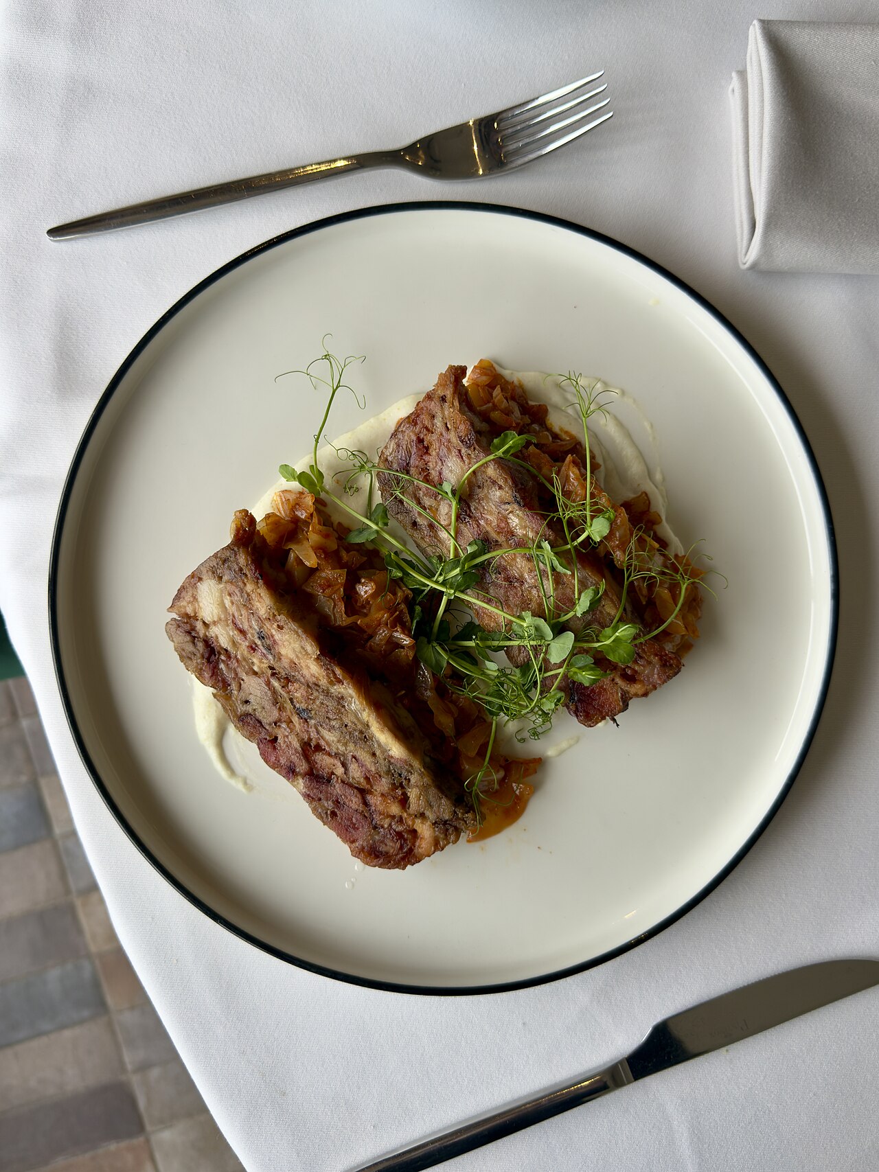 Un plat de pain de viande avec sauce et herbes servi dans un restaurant