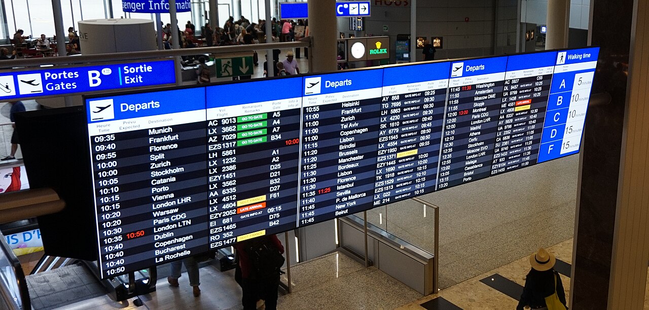 Tableau d'affichage des départs de vols à l'aéroport de Genève