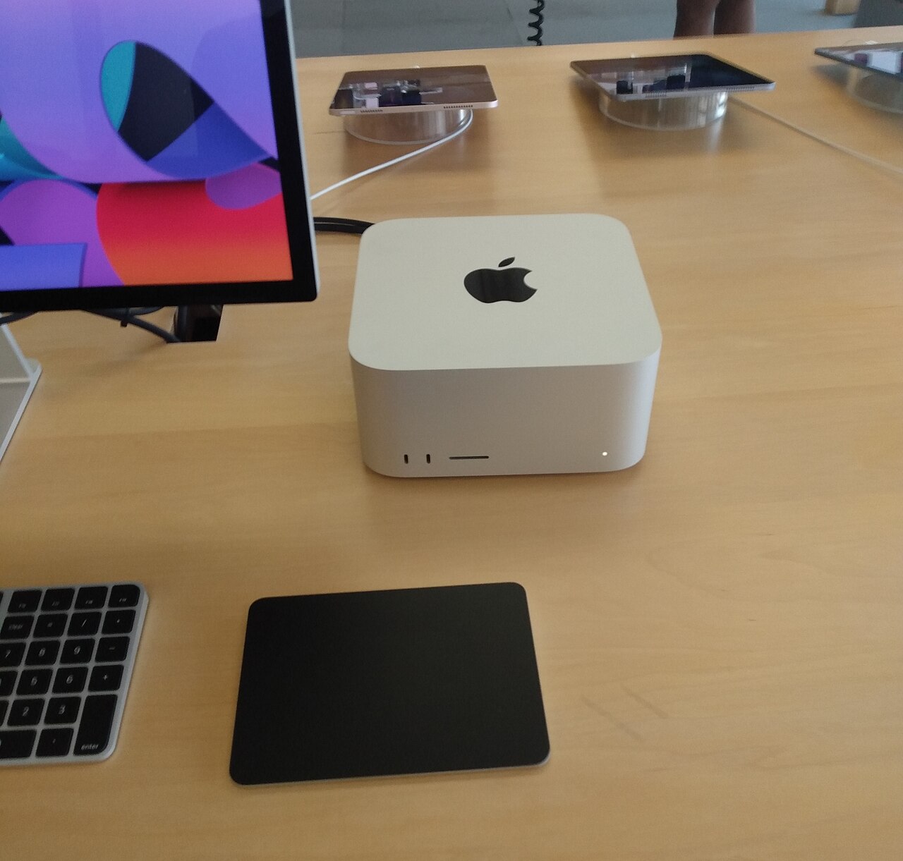 Un Mac Studio de Apple expuesto en una Apple Store