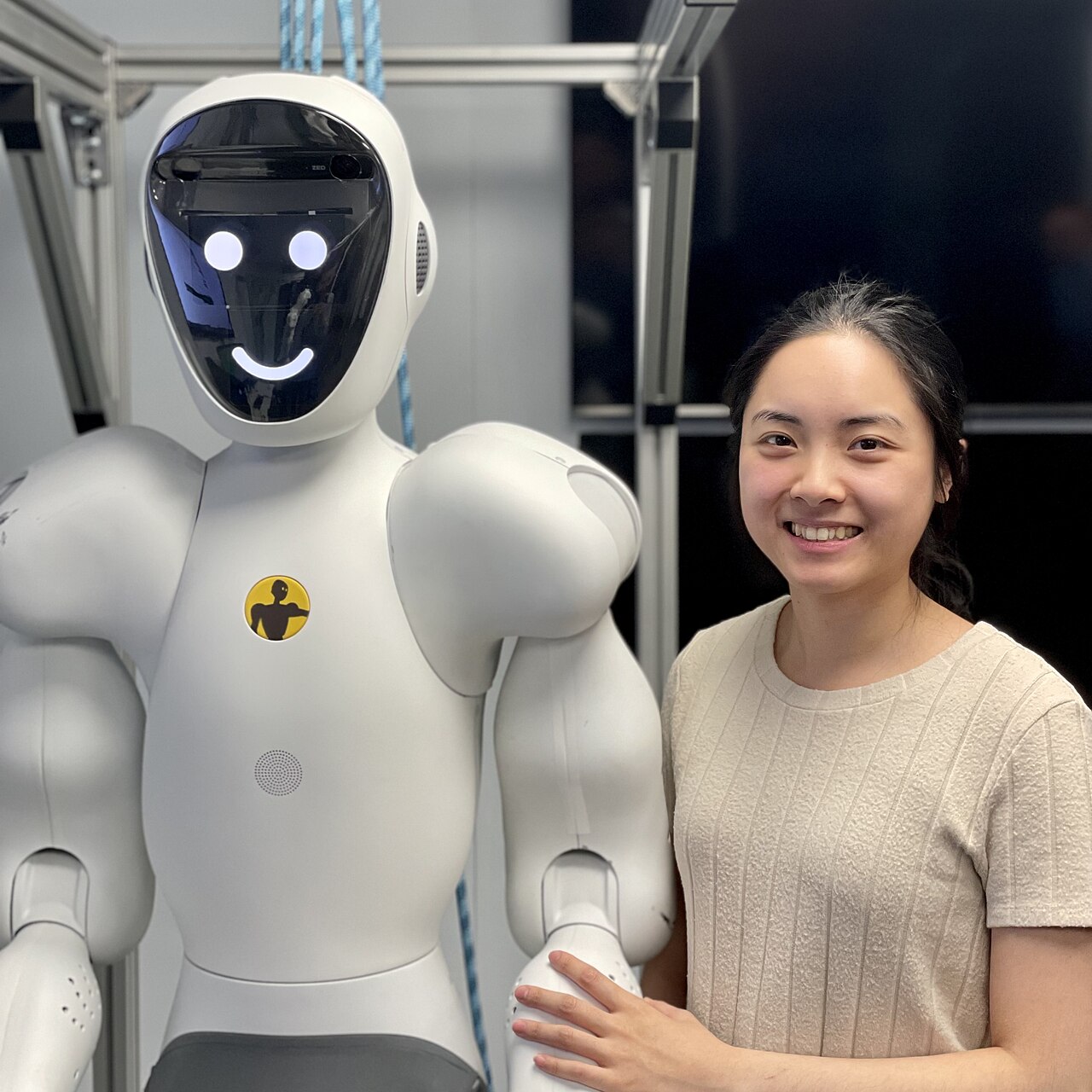 エンジニアが協働型ヒューマノイドロボットの横に立っている