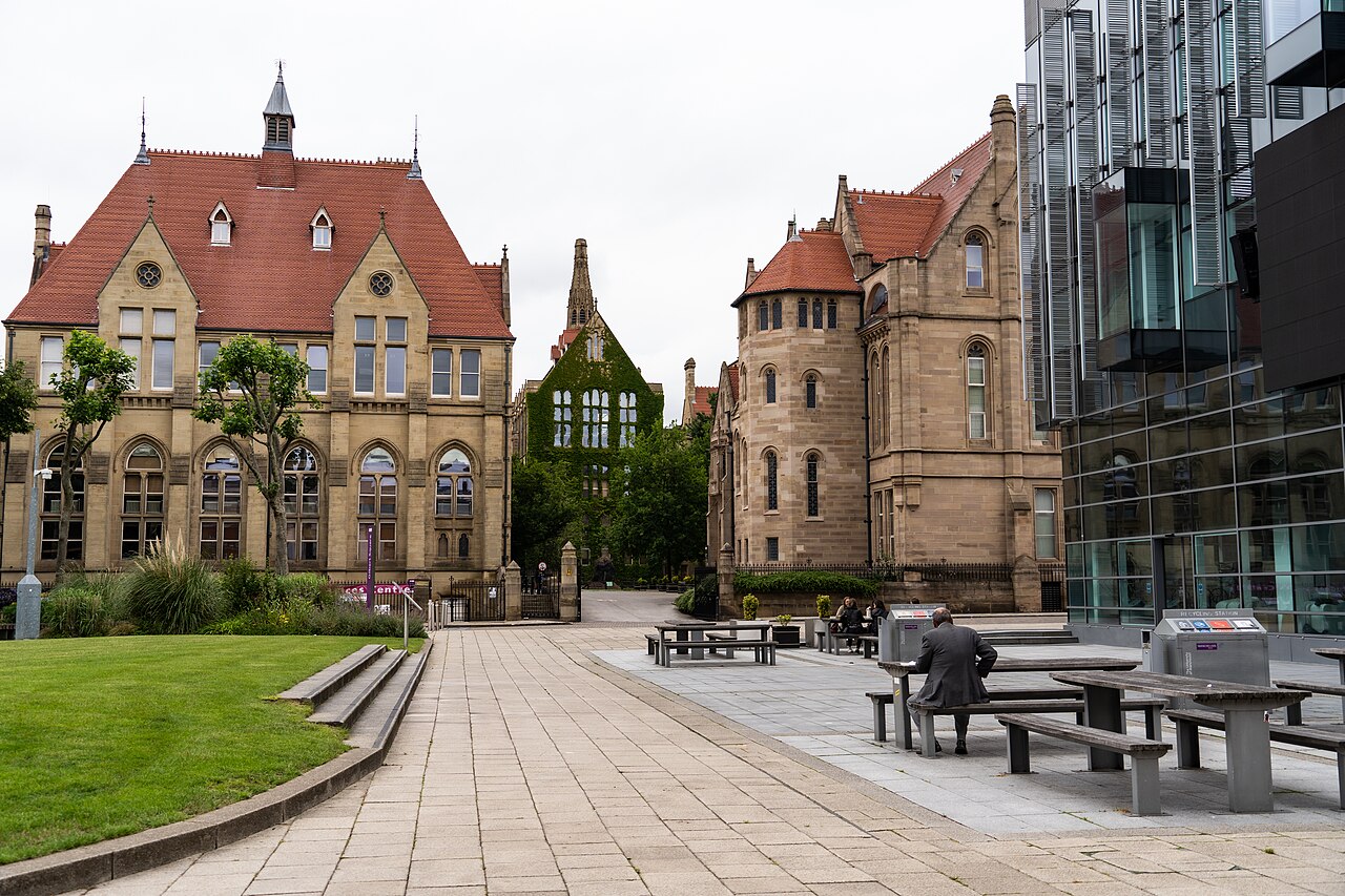 Extérieur d'un bâtiment du campus de l'Université de Manchester