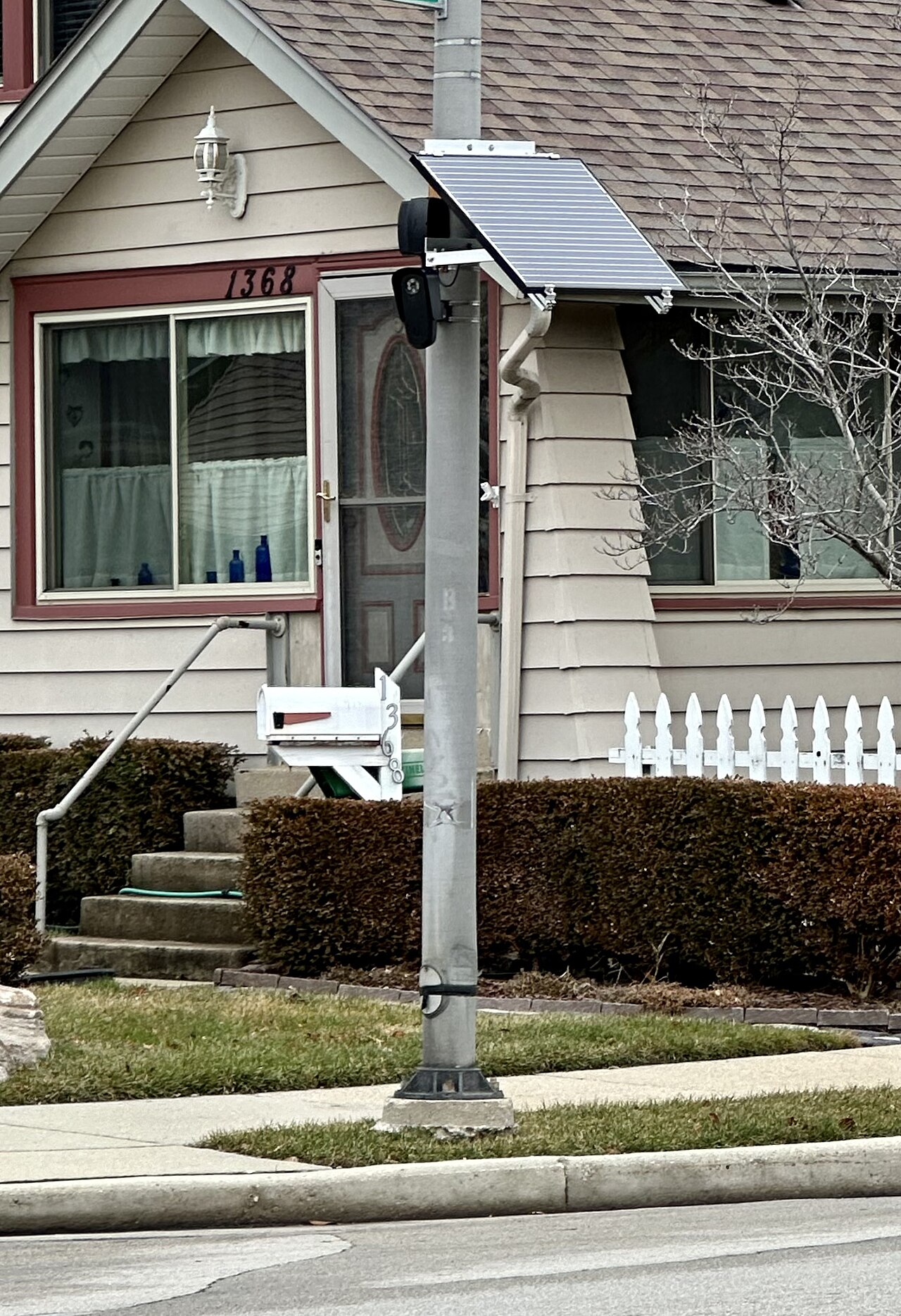 Une caméra Flock Safety et un panneau solaire installés sur un poteau d'éclairage