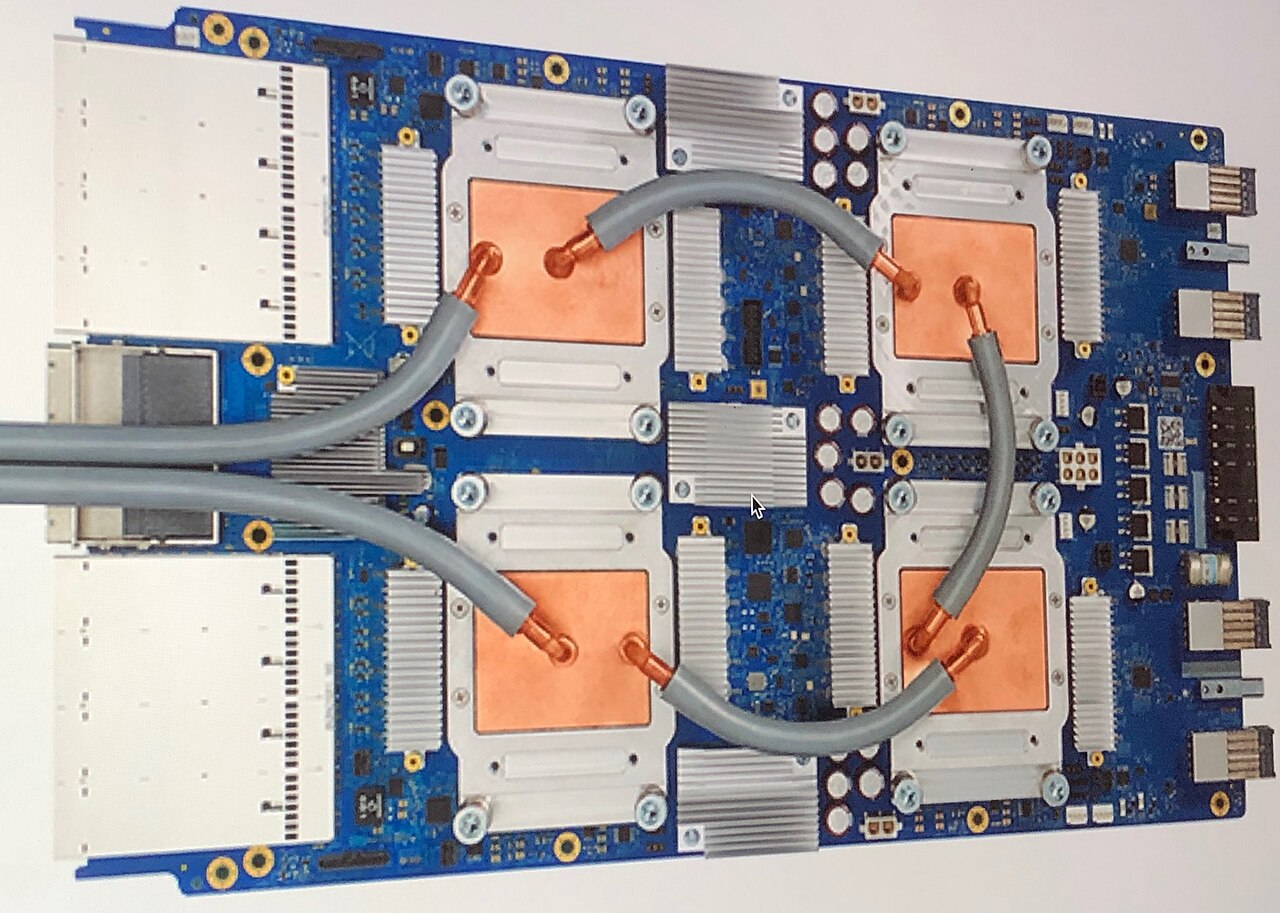 Een Google Tensor Processing Unit 3.0-bord met chips en koelonderdelen
