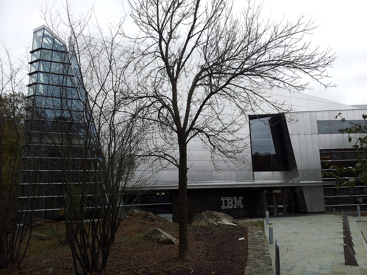 IBM-hoofdkantoorgebouw in Armonk, New York, omgeven door bomen.