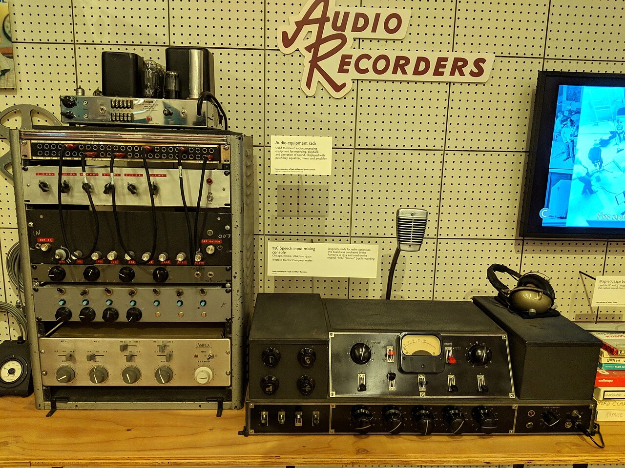 Une console de mixage audio ancienne dans un studio d’enregistrement