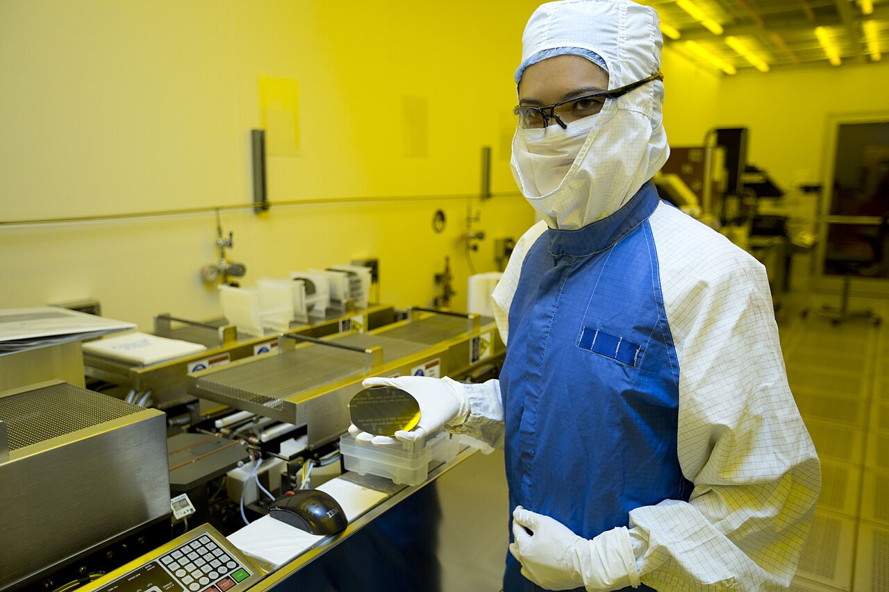 Un chercheur tenant une tranche de silicium terminée dans un laboratoire.