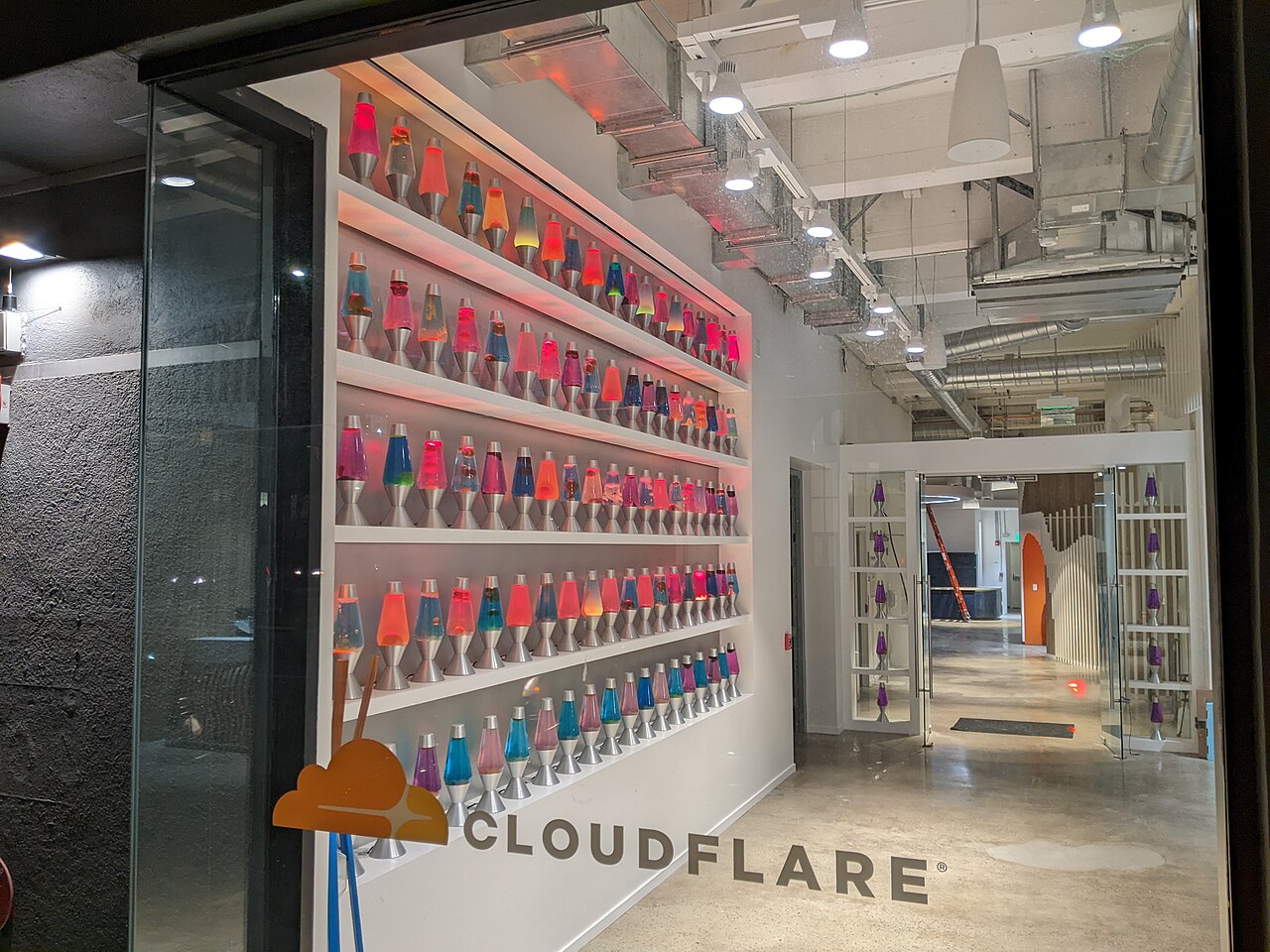 サンフランシスコにあるCloudflareオフィス入口のラバランプの壁。