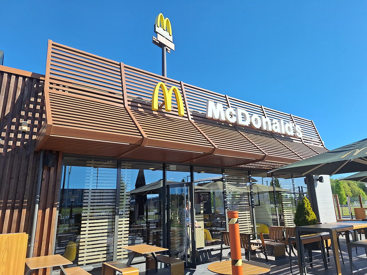 Buitenkant van een McDonald’s-restaurant met de gouden bogen