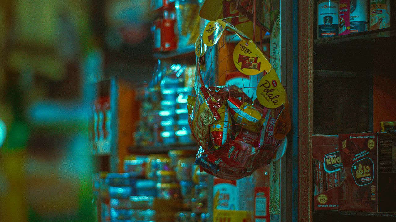 Des étagères de snacks et de produits dans une petite boutique