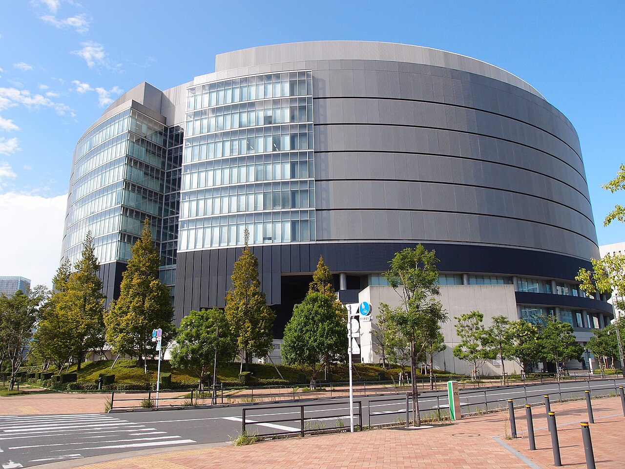 Extérieur d'un bâtiment de centre de données à Tokyo à Toyosu