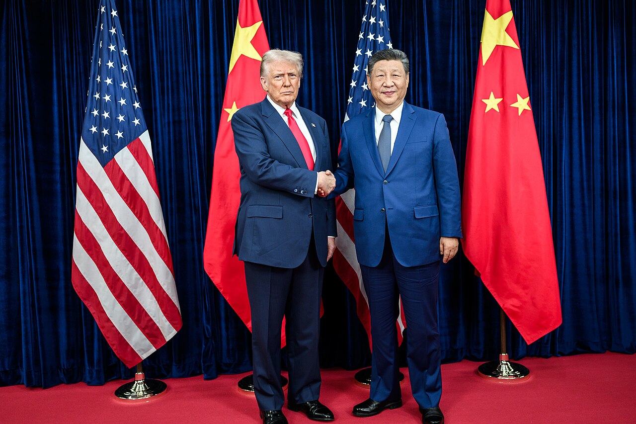 Donald Trump estrecha la mano de Xi Jinping en el aeropuerto internacional de Gimhae, Corea del Sur, en octubre de 2025