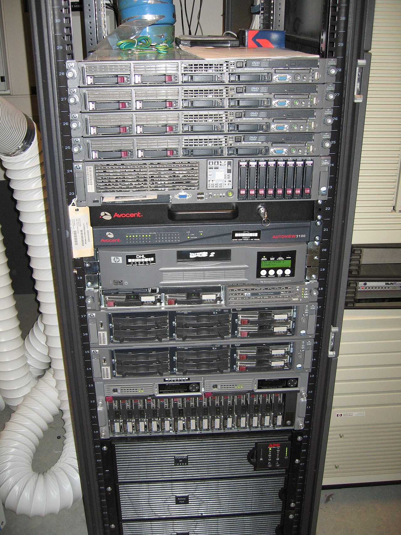 Reihen von Server-Racks und Kabeln in einem Rechenzentrumsraum