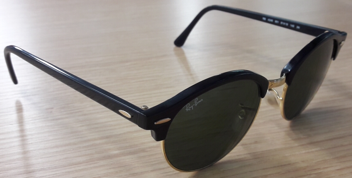 Un par de gafas inteligentes Ray-Ban apoyadas sobre una mesa.