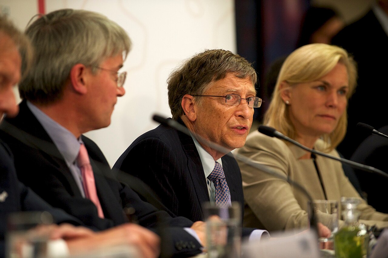 Bill Gates hablando durante una conferencia de prensa
