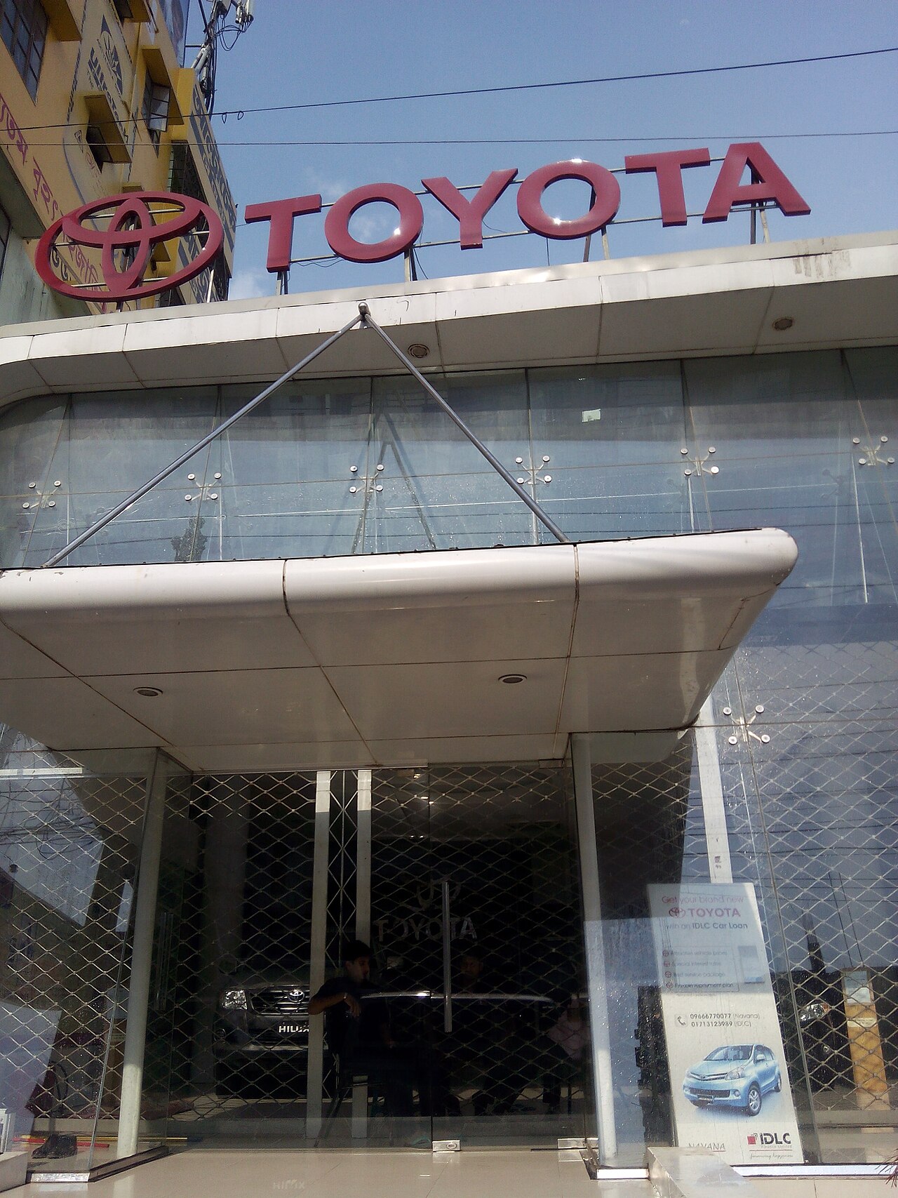 Showroom van een Toyota-dealer met meerdere geëtaleerde voertuigen