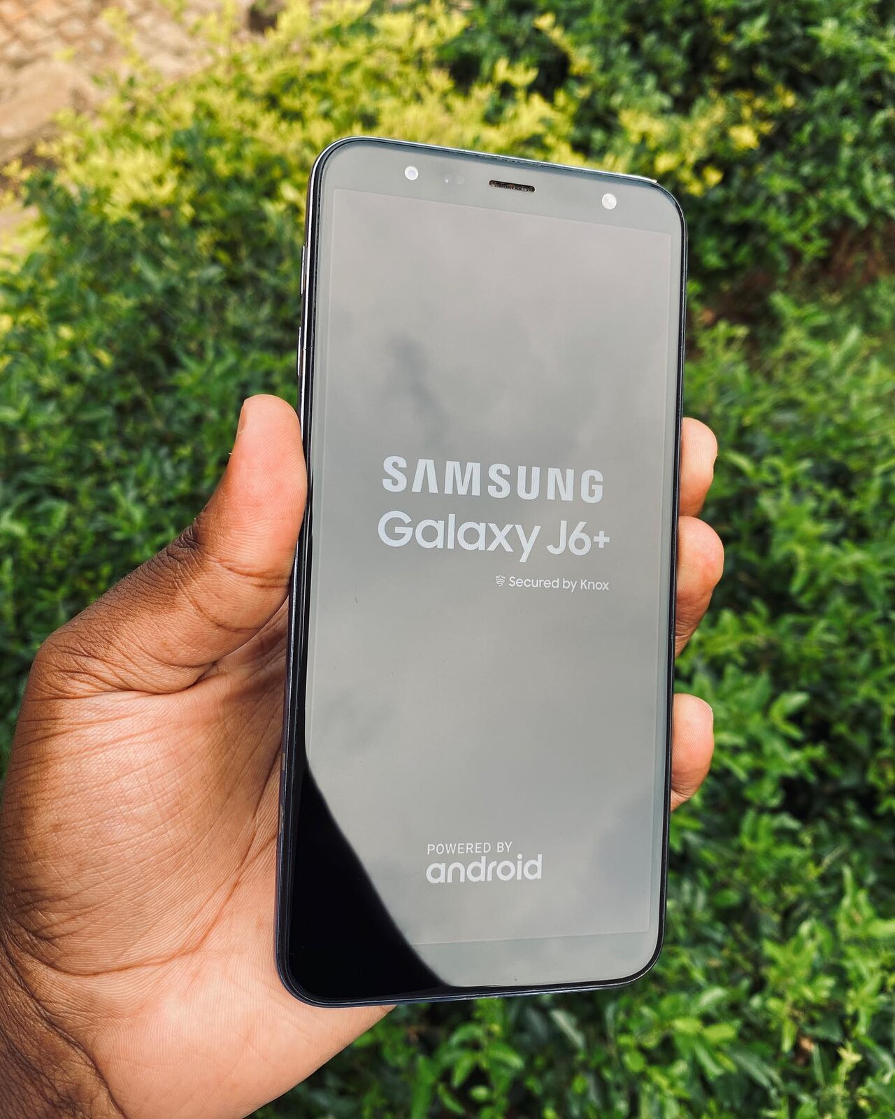 Un smartphone Android de milieu de gamme, le Samsung Galaxy J6+