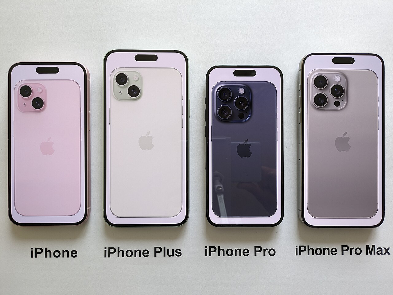 عدة نماذج من iPhone تم تصويرها من الجهة الأمامية