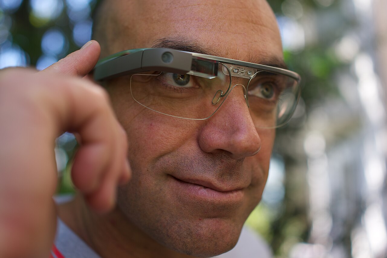 Google Glass スマートグラスを装着した人物