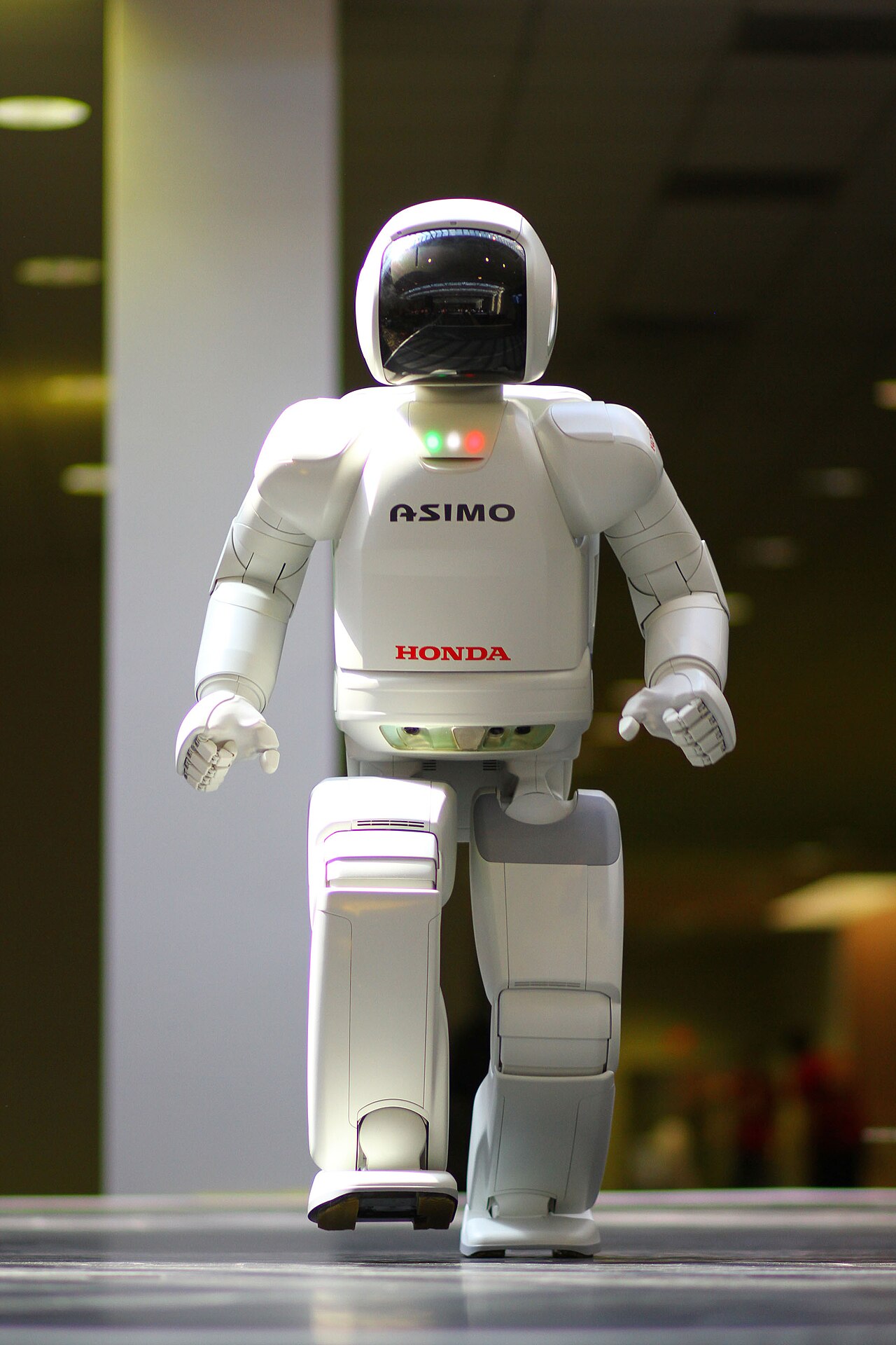 ホンダのASIMOヒューマノイドロボットが工場内に立っている。