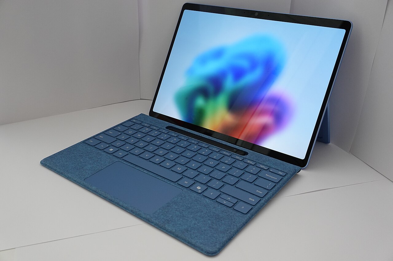 Un écran d'ordinateur de bureau montre le système d'exploitation Microsoft Windows 11.